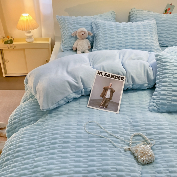 91家纺网 家纺一手货源 找家纺 爱彼家纺 2024新款兔兔绒四件套系列 免兔绒-碧空蔚蓝