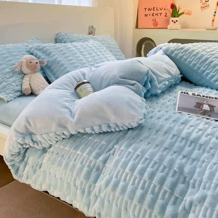 91家纺网 家纺一手货源 找家纺 爱彼家纺 2024新款兔兔绒四件套系列 免兔绒-碧空蔚蓝