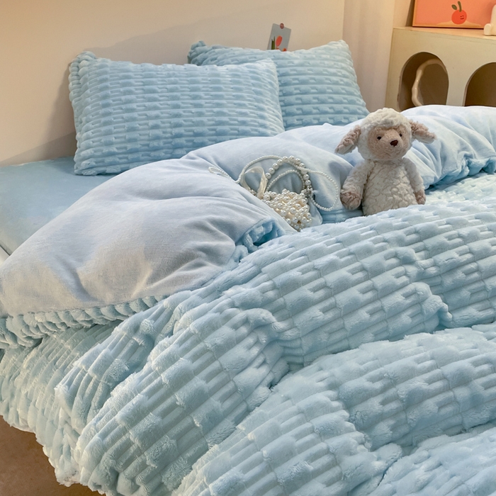 91家纺网 家纺一手货源 找家纺 爱彼家纺 2024新款兔兔绒四件套系列 免兔绒-碧空蔚蓝