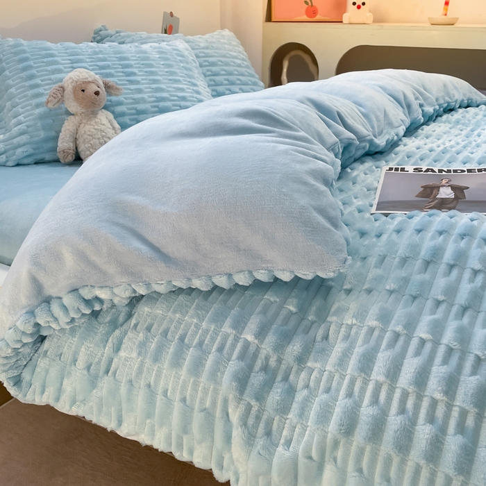 91家纺网 家纺一手货源 找家纺 爱彼家纺 2024新款兔兔绒四件套系列 免兔绒-碧空蔚蓝