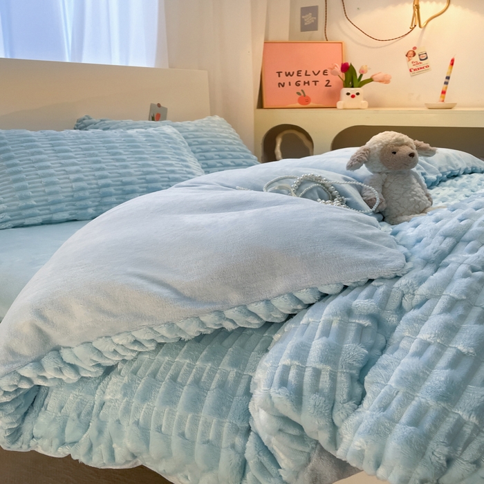 91家纺网 家纺一手货源 找家纺 爱彼家纺 2024新款兔兔绒四件套系列 免兔绒-碧空蔚蓝