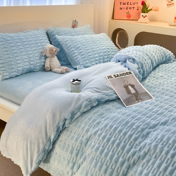 91家纺网 家纺一手货源 找家纺 爱彼家纺 2024新款兔兔绒四件套系列 免兔绒-碧空蔚蓝