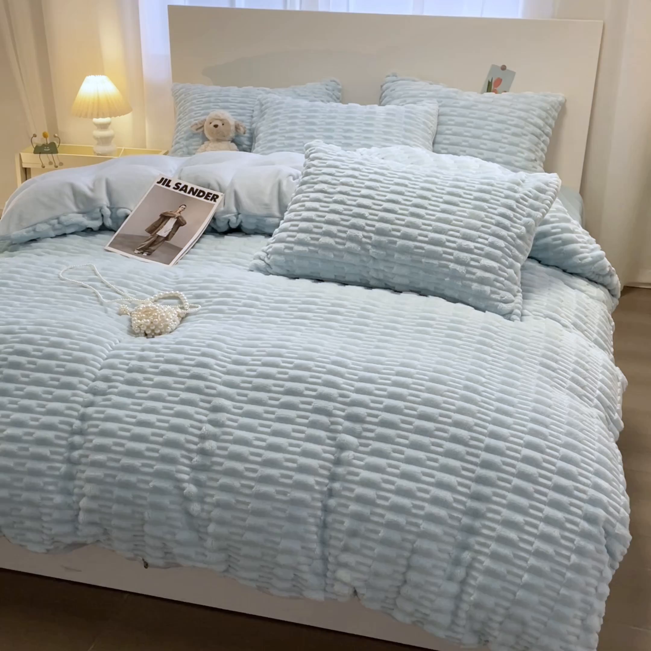 91家纺网 家纺一手货源 找家纺 爱彼家纺 2024新款兔兔绒四件套系列 免兔绒-碧空蔚蓝