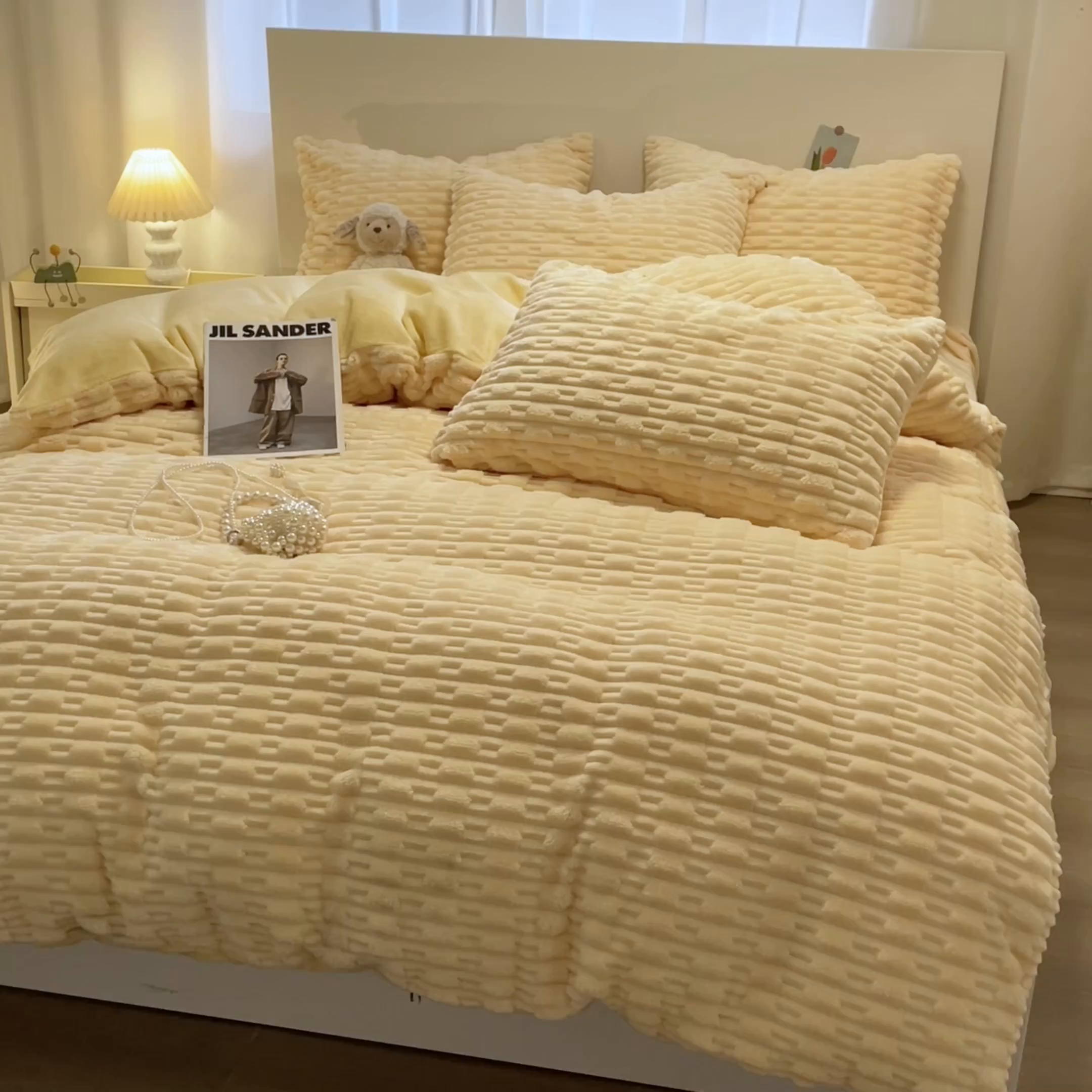 91家纺网 家纺一手货源 找家纺 爱彼家纺 2024新款兔兔绒四件套系列 免兔绒-活力暖黄