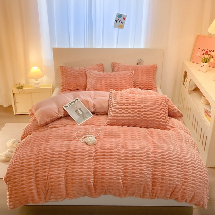 91家纺网 家纺一手货源 找家纺 爱彼家纺 2024新款兔兔绒四件套系列 免兔绒-蜜桃粉粉