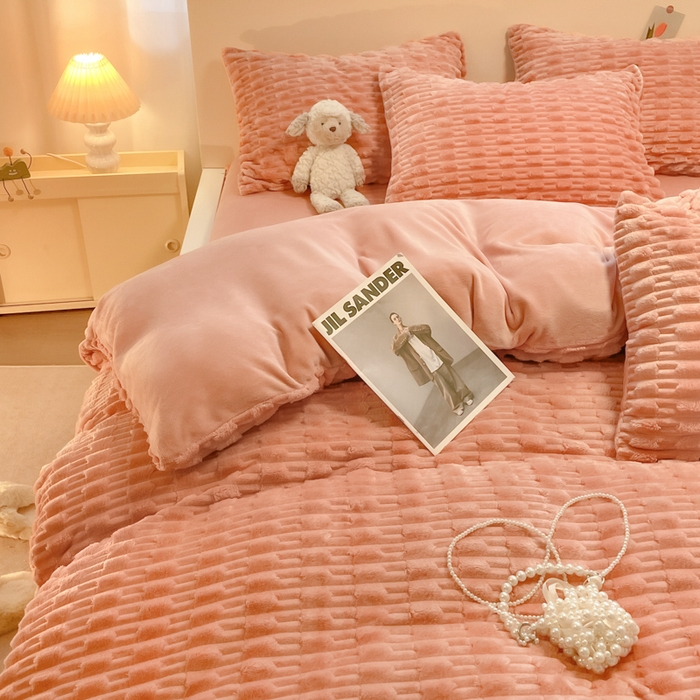 91家纺网 家纺一手货源 找家纺 爱彼家纺 2024新款兔兔绒四件套系列 免兔绒-蜜桃粉粉