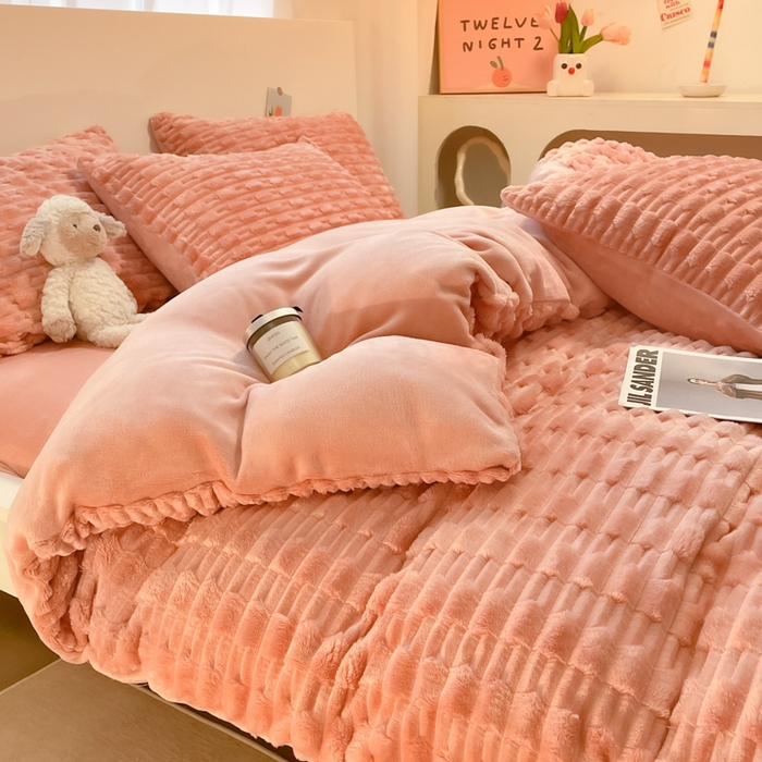 91家纺网 家纺一手货源 找家纺 爱彼家纺 2024新款兔兔绒四件套系列 免兔绒-蜜桃粉粉