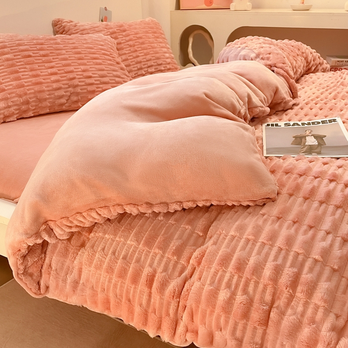 91家纺网 家纺一手货源 找家纺 爱彼家纺 2024新款兔兔绒四件套系列 免兔绒-蜜桃粉粉