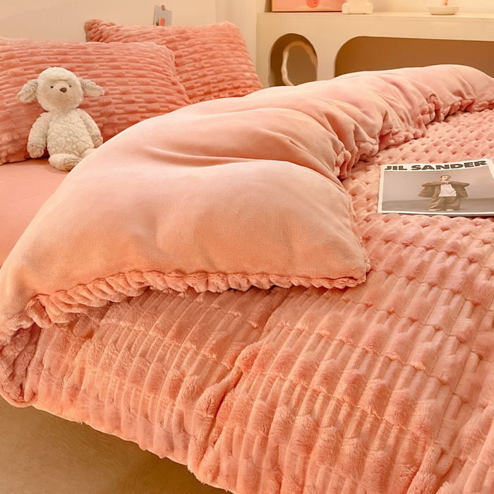 91家纺网 家纺一手货源 找家纺 爱彼家纺 2024新款兔兔绒四件套系列 免兔绒-蜜桃粉粉