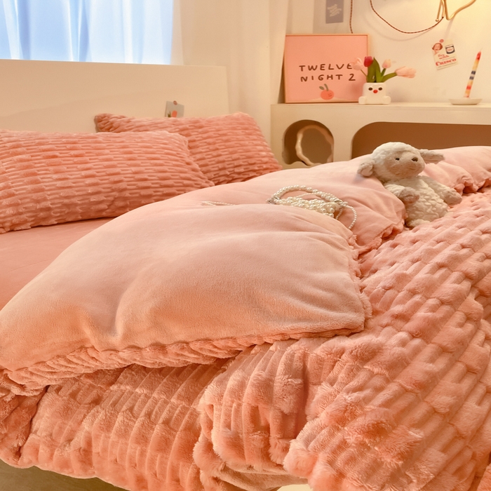 91家纺网 家纺一手货源 找家纺 爱彼家纺 2024新款兔兔绒四件套系列 免兔绒-蜜桃粉粉