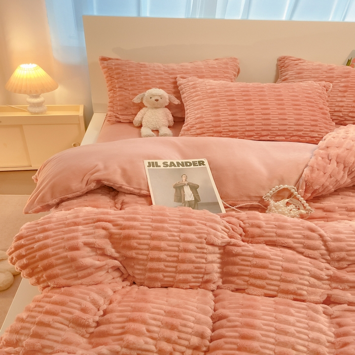 91家纺网 家纺一手货源 找家纺 爱彼家纺 2024新款兔兔绒四件套系列 免兔绒-蜜桃粉粉