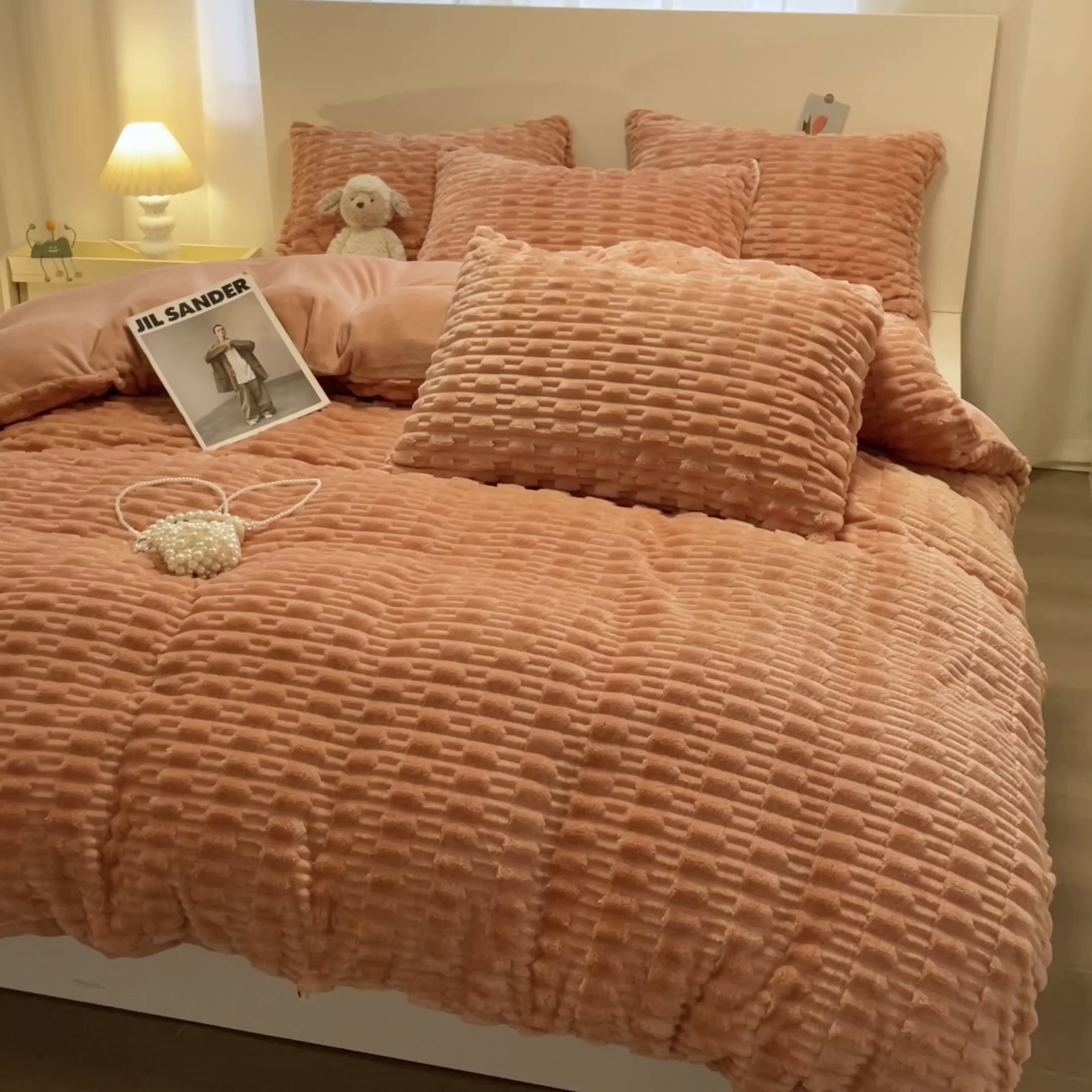 91家纺网 家纺一手货源 找家纺 爱彼家纺 2024新款兔兔绒四件套系列 免兔绒-蜜桃粉粉