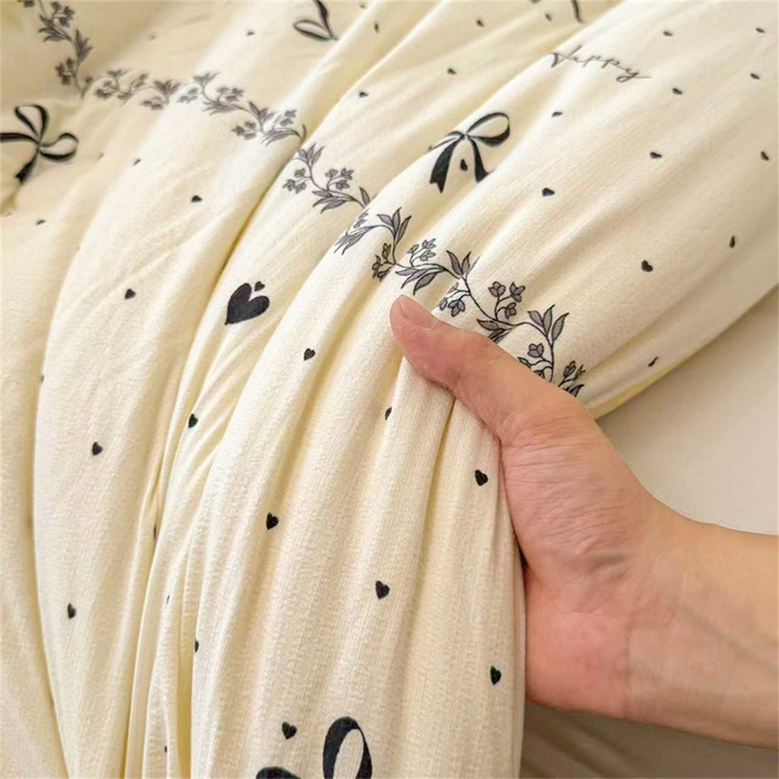 91家纺网 家纺一手货源 找家纺 小石头家纺 2025新款亲肤舒适云感双层纱抗菌被被子被芯 爱心蝴蝶结