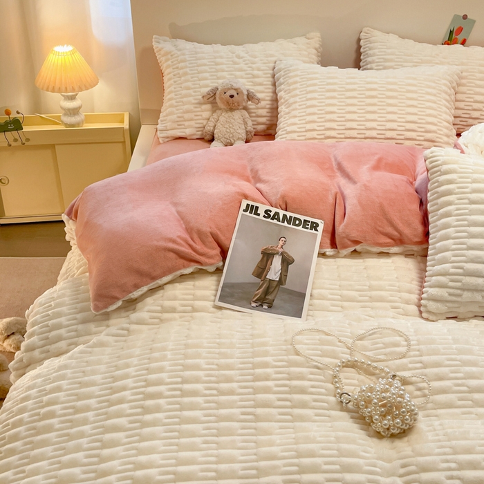 91家纺网 家纺一手货源 找家纺 爱彼家纺 2024新款兔兔绒四件套系列 免兔绒-柔雪白韵