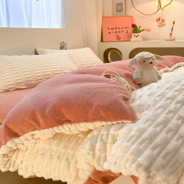 91家纺网 家纺一手货源 找家纺 爱彼家纺 2024新款兔兔绒四件套系列 免兔绒-柔雪白韵