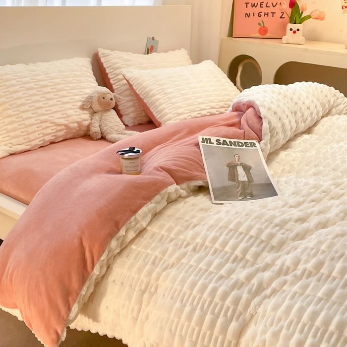 91家纺网 家纺一手货源 找家纺 爱彼家纺 2024新款兔兔绒四件套系列 免兔绒-柔雪白韵