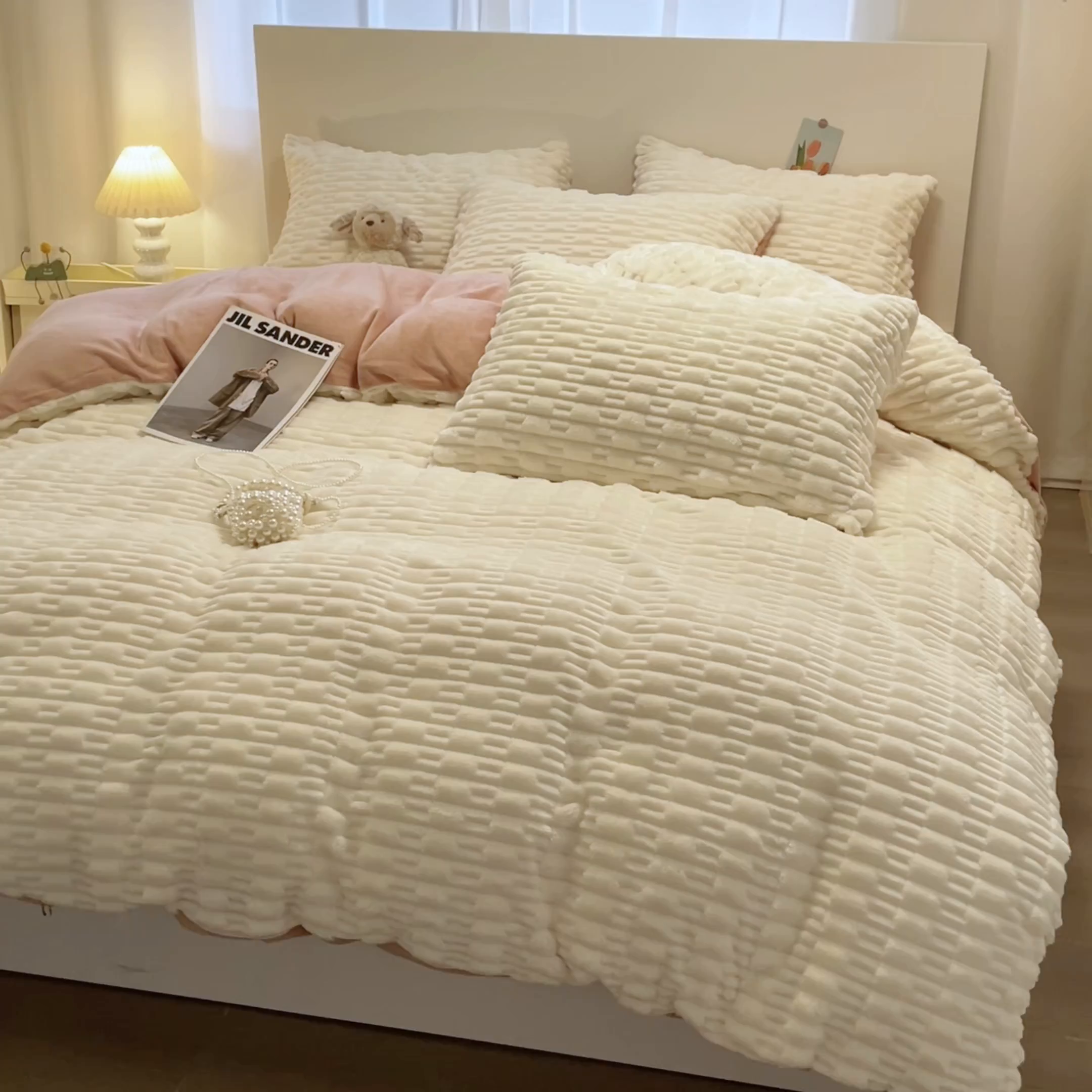 91家纺网 家纺一手货源 找家纺 爱彼家纺 2024新款兔兔绒四件套系列 免兔绒-柔雪白韵