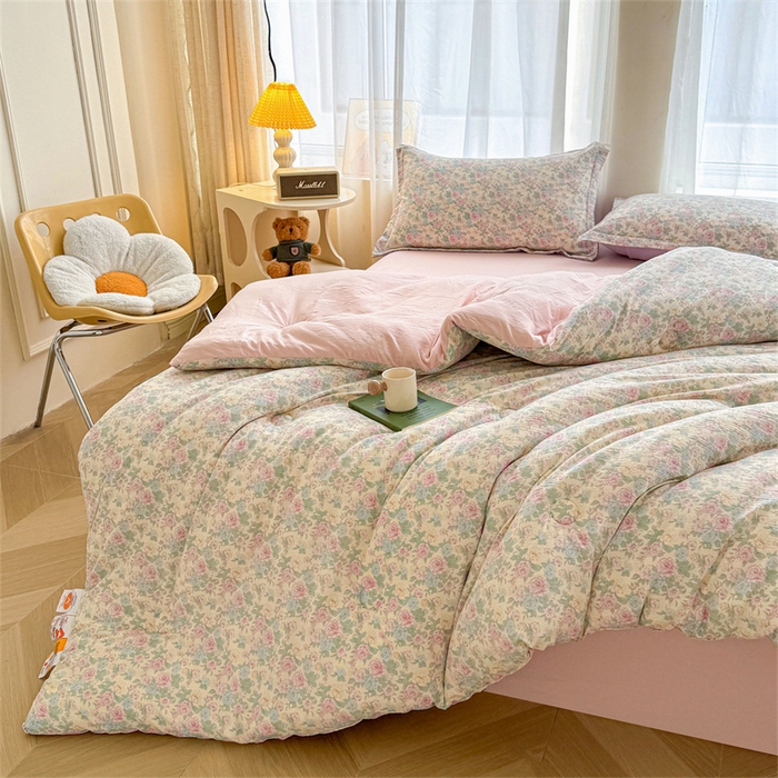 91家纺网 家纺一手货源 找家纺 小石头家纺 2025新款亲肤舒适云感双层纱抗菌被被子被芯 海棠之恋