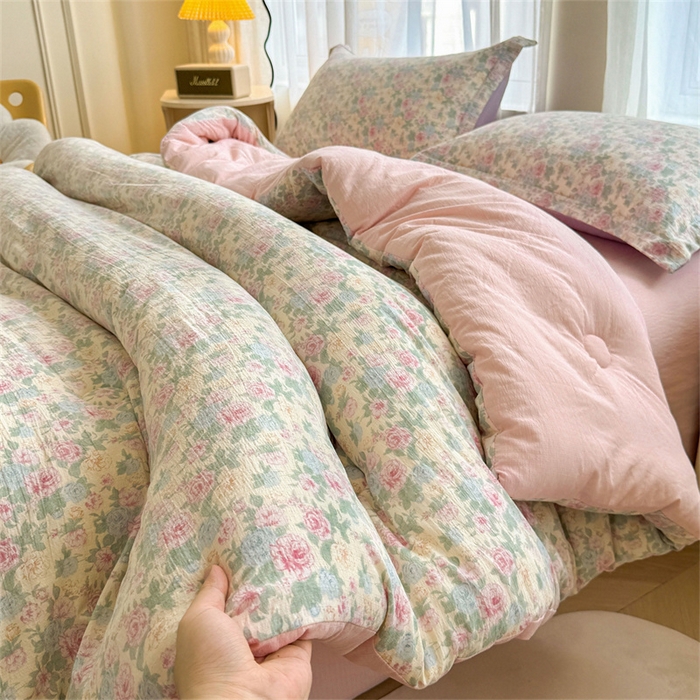 91家纺网 家纺一手货源 找家纺 小石头家纺 2025新款亲肤舒适云感双层纱抗菌被被子被芯 海棠之恋