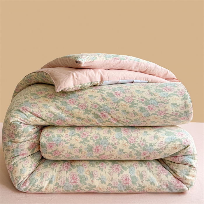 91家纺网 家纺一手货源 找家纺 小石头家纺 2025新款亲肤舒适云感双层纱抗菌被被子被芯 海棠之恋