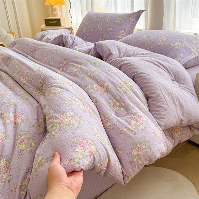 91家纺网 家纺一手货源 找家纺 小石头家纺 2025新款亲肤舒适云感双层纱抗菌被被子被芯 浪漫花园