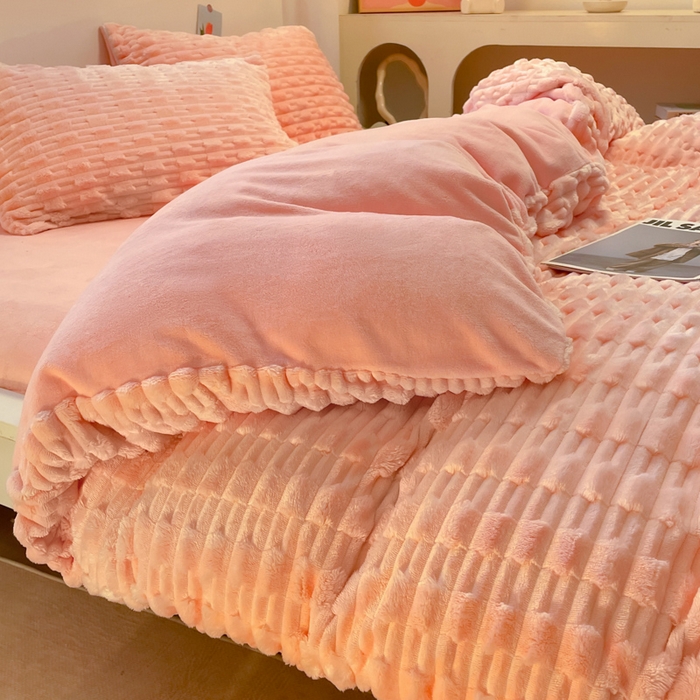 91家纺网 家纺一手货源 找家纺 爱彼家纺 2024新款兔兔绒四件套系列 兔兔绒-梦幻粉