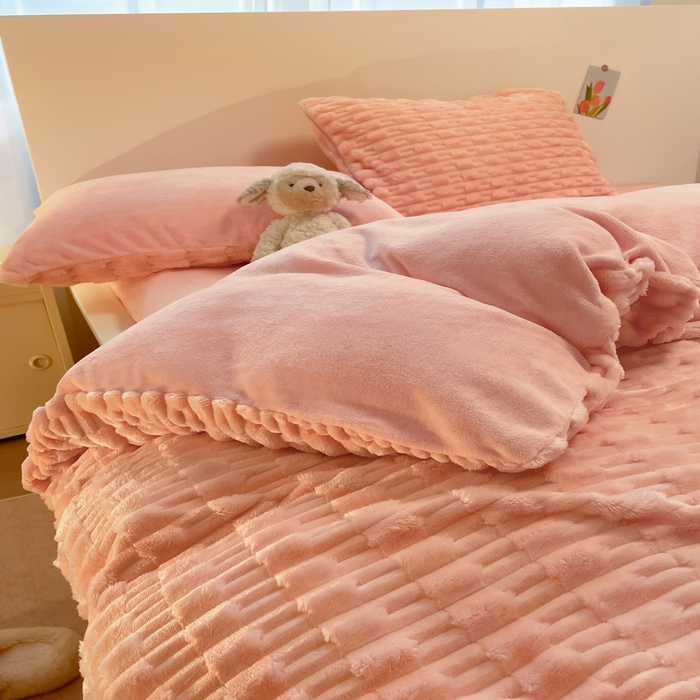 91家纺网 家纺一手货源 找家纺 爱彼家纺 2024新款兔兔绒四件套系列 兔兔绒-梦幻粉