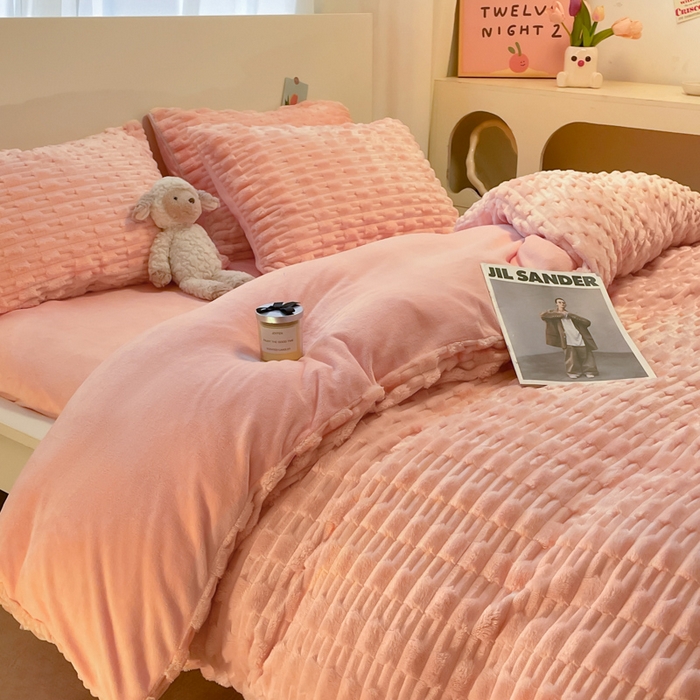 91家纺网 家纺一手货源 找家纺 爱彼家纺 2024新款兔兔绒四件套系列 兔兔绒-梦幻粉