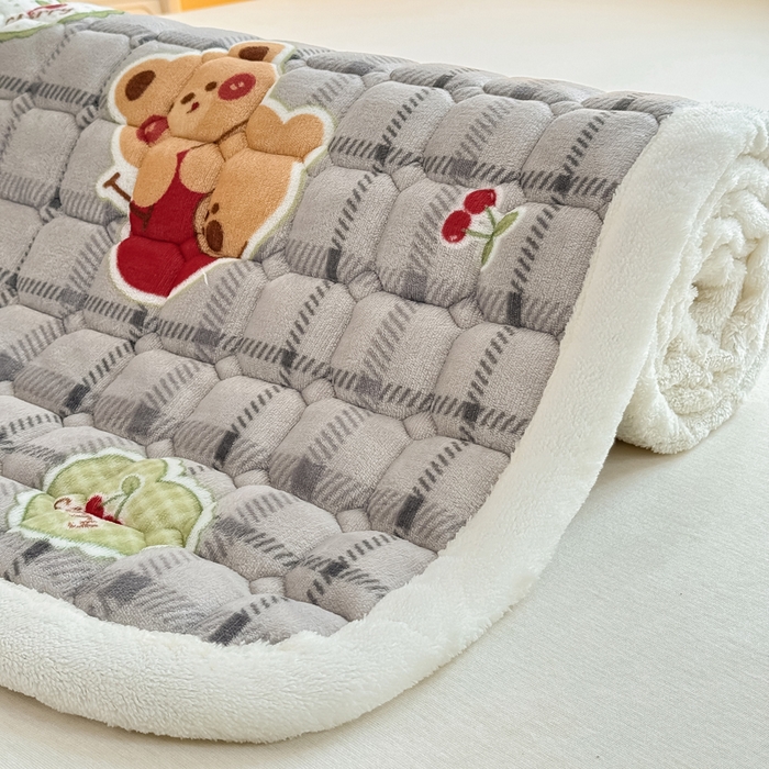 91家纺网 家纺一手货源 找家纺 优品惠 2025新款冬季牛奶绒床垫床褥垫子床护垫加绒床盖学生宿舍上下铺 抱抱熊