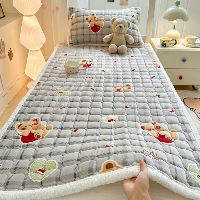 91家纺网 家纺一手货源 找家纺 优品惠 2025新款冬季牛奶绒床垫床褥垫子床护垫加绒床盖学生宿舍上下铺 抱抱熊