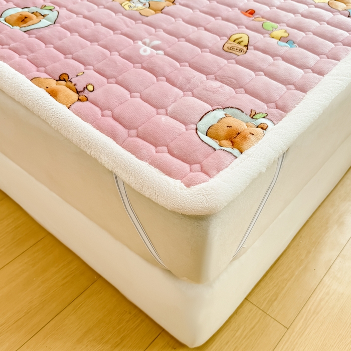 91家纺网 家纺一手货源 找家纺 优品惠 2025新款冬季牛奶绒床垫床褥垫子床护垫加绒床盖学生宿舍上下铺 卡皮巴拉粉