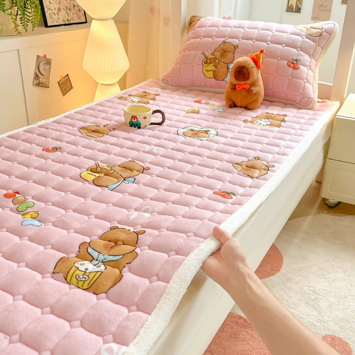 91家纺网 家纺一手货源 找家纺 优品惠 2025新款冬季牛奶绒床垫床褥垫子床护垫加绒床盖学生宿舍上下铺 卡皮巴拉粉