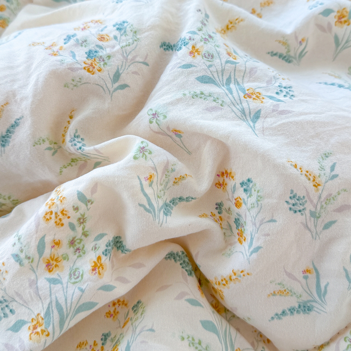 91家纺网 家纺一手货源 找家纺 弗苓家纺 2025新款糯叽叽ins风双层纱水洗棉冬被被子被芯 绚颜