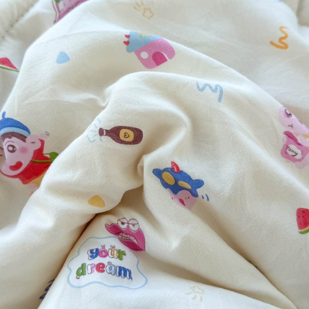 91家纺网 家纺一手货源 找家纺 弗苓家纺 2025新款糯叽叽ins风双层纱水洗棉冬被被子被芯 蜡笔小新