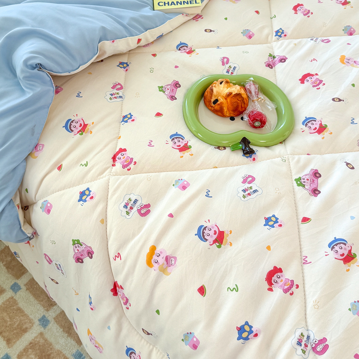 91家纺网 家纺一手货源 找家纺 弗苓家纺 2025新款糯叽叽ins风双层纱水洗棉冬被被子被芯 蜡笔小新