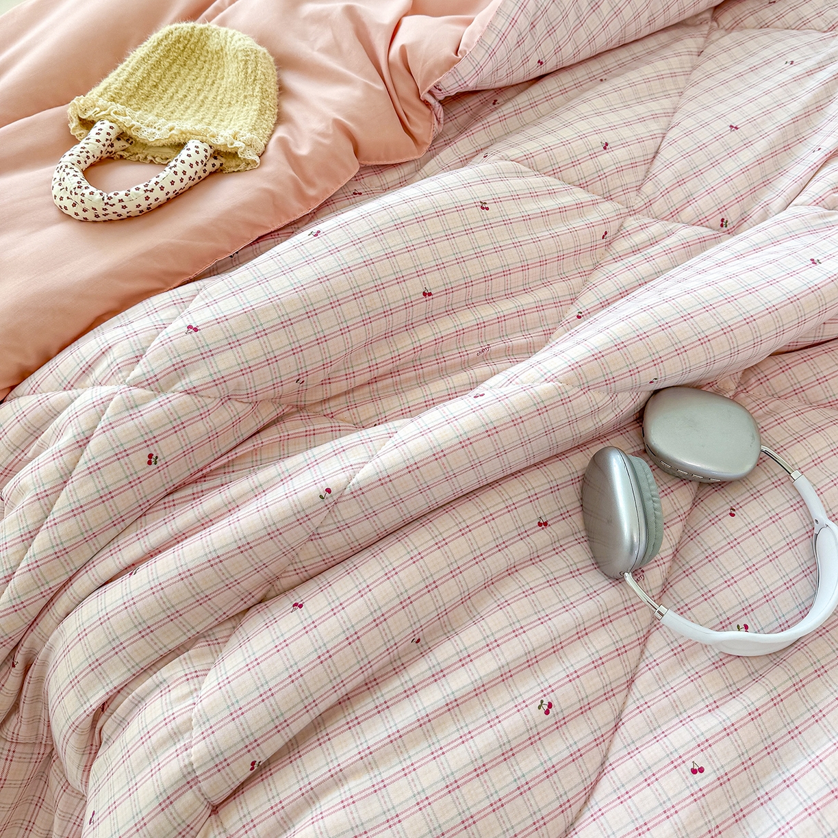 91家纺网 家纺一手货源 找家纺 弗苓家纺 2025新款糯叽叽ins风双层纱水洗棉冬被被子被芯 樱桃