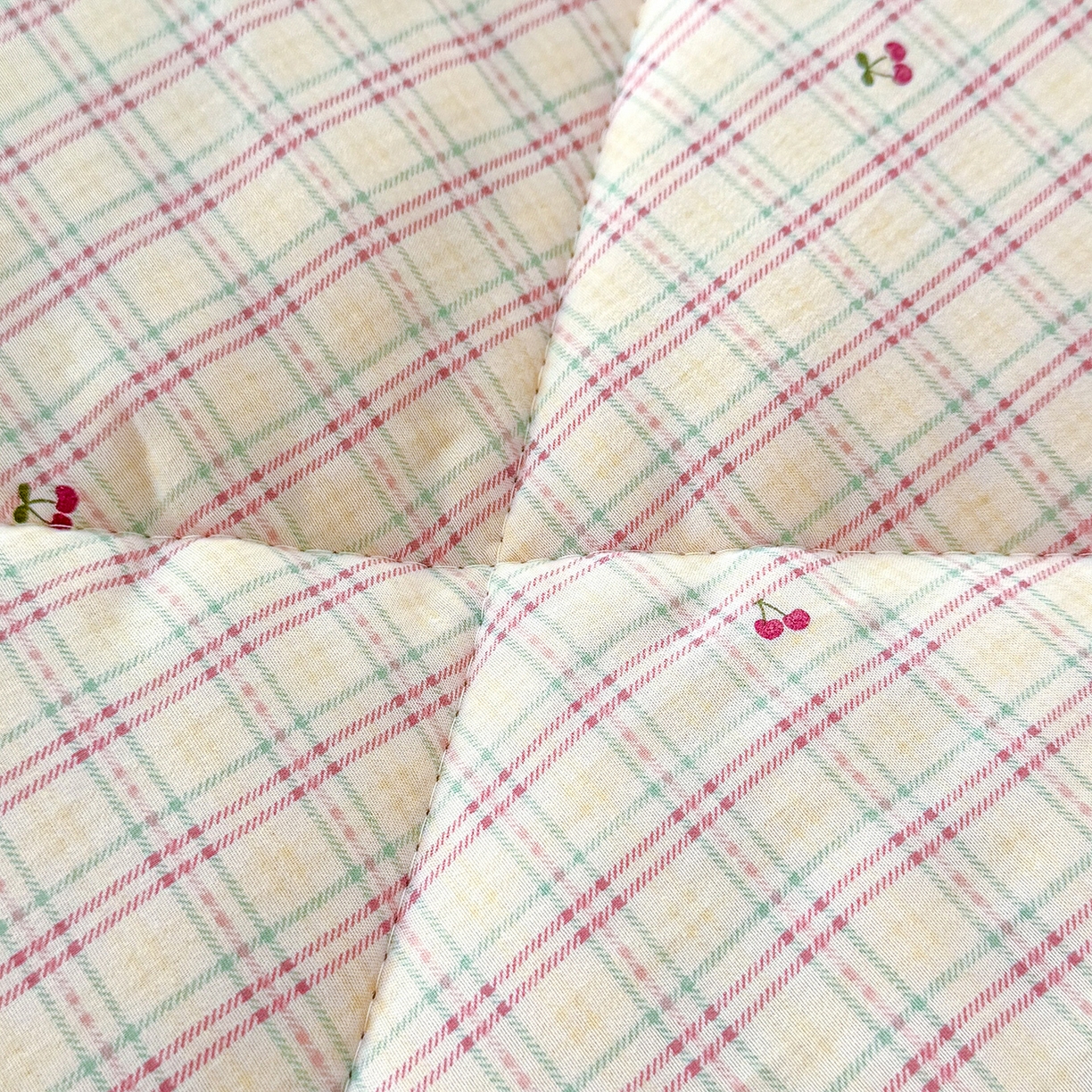 91家纺网 家纺一手货源 找家纺 弗苓家纺 2025新款糯叽叽ins风双层纱水洗棉冬被被子被芯 樱桃