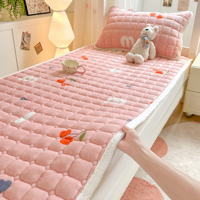 91家纺网 家纺一手货源 找家纺 优品惠 2025新款冬季牛奶绒床垫床褥垫子床护垫加绒床盖学生宿舍上下铺 字母樱桃