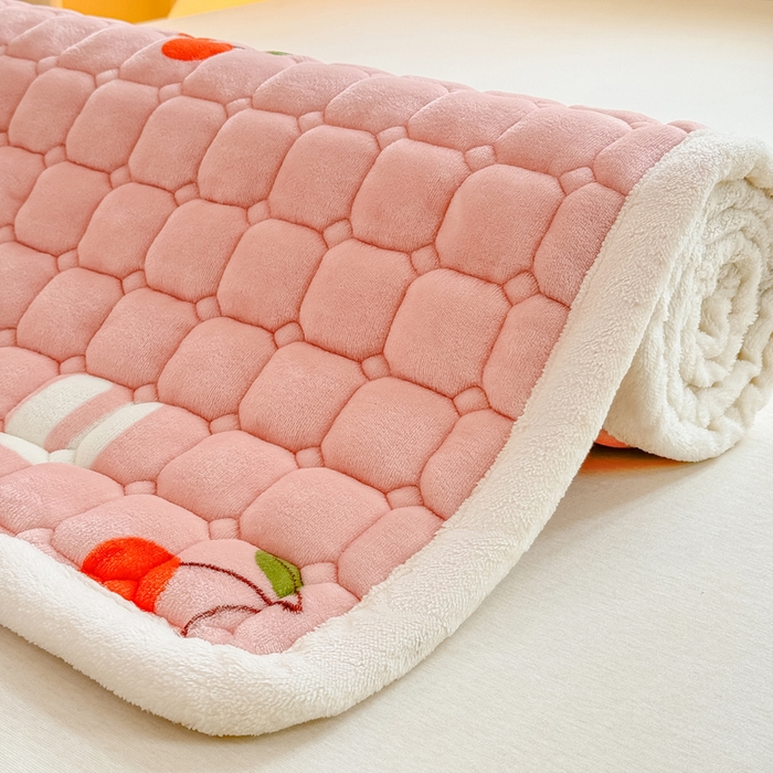 91家纺网 家纺一手货源 找家纺 优品惠 2025新款冬季牛奶绒床垫床褥垫子床护垫加绒床盖学生宿舍上下铺 字母樱桃