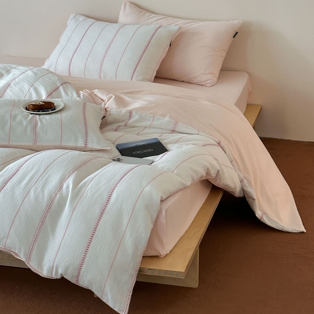 91家纺网 家纺一手货源 找家纺 蜜宿 2025新款全棉纯棉水洗双层纱穿线提花四件套 梨白-粉