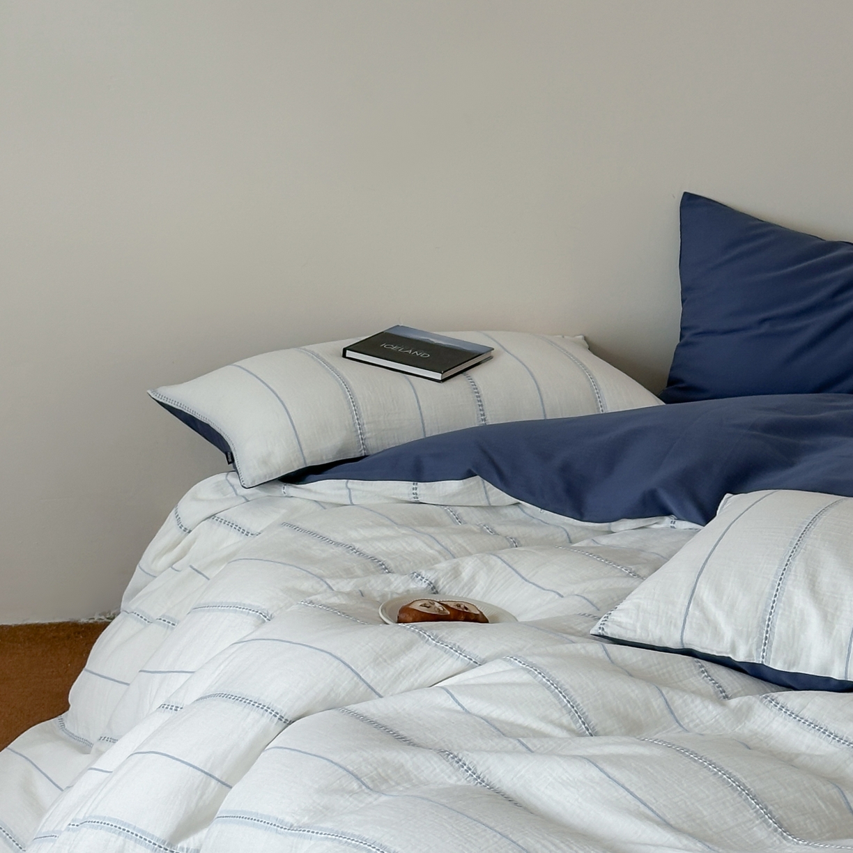 91家纺网 家纺一手货源 找家纺 蜜宿 2025新款全棉纯棉水洗双层纱穿线提花四件套 梨白-蓝