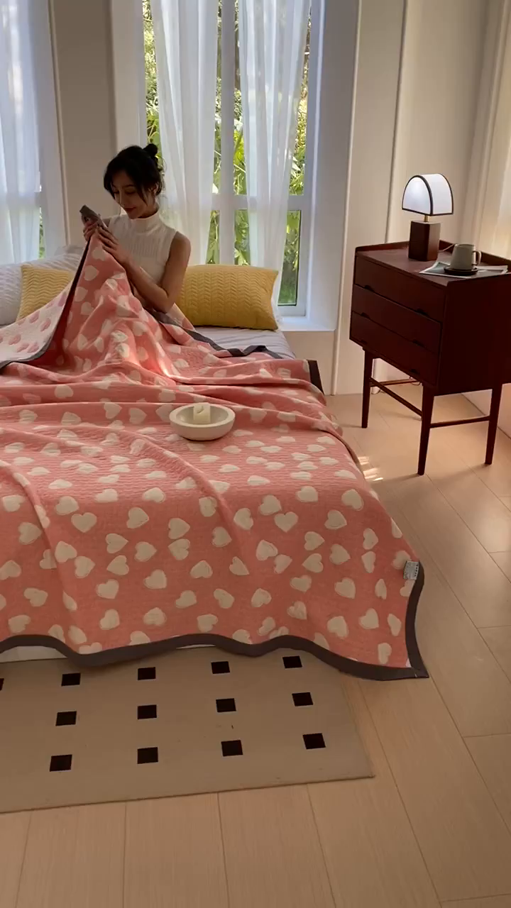 91家纺网 家纺一手货源 找家纺 ME/ERA HOME寐时代 2025新款a类全棉三层纱多功能毛巾被盖毯床单夏被 甜蜜爱心-粉
