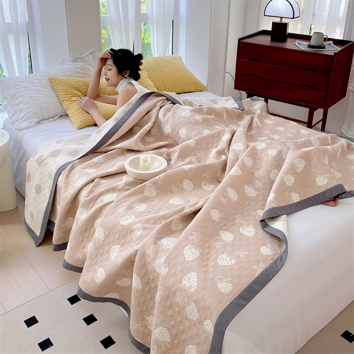 91家纺网 家纺一手货源 找家纺 ME/ERA HOME寐时代 2025新款a类全棉三层纱多功能毛巾被盖毯床单夏被 甜心草莓-咖