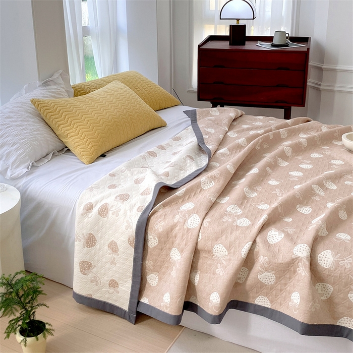 91家纺网 家纺一手货源 找家纺 ME/ERA HOME寐时代 2025新款a类全棉三层纱多功能毛巾被盖毯床单夏被 甜心草莓-咖