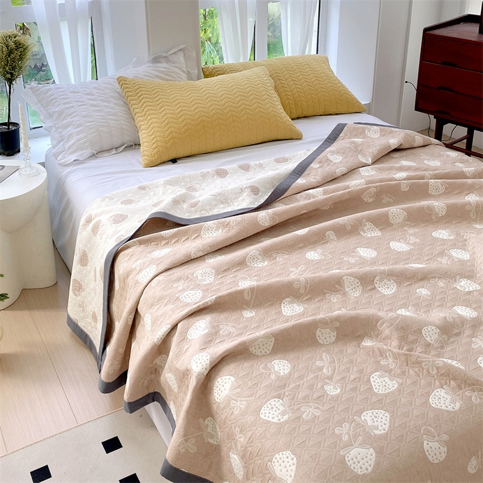 91家纺网 家纺一手货源 找家纺 ME/ERA HOME寐时代 2025新款a类全棉三层纱多功能毛巾被盖毯床单夏被 甜心草莓-咖