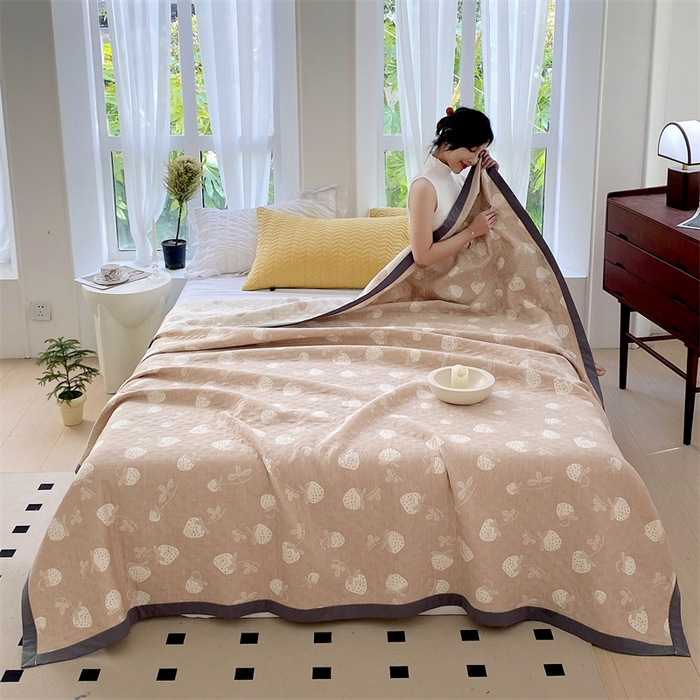 91家纺网 家纺一手货源 找家纺 ME/ERA HOME寐时代 2025新款a类全棉三层纱多功能毛巾被盖毯床单夏被 甜心草莓-咖