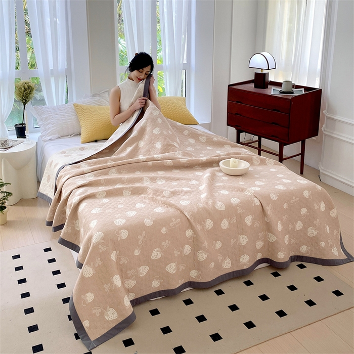 91家纺网 家纺一手货源 找家纺 ME/ERA HOME寐时代 2025新款a类全棉三层纱多功能毛巾被盖毯床单夏被 甜心草莓-咖