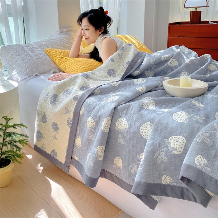 91家纺网 家纺一手货源 找家纺 ME/ERA HOME寐时代 2025新款a类全棉三层纱多功能毛巾被盖毯床单夏被 甜心草莓-蓝