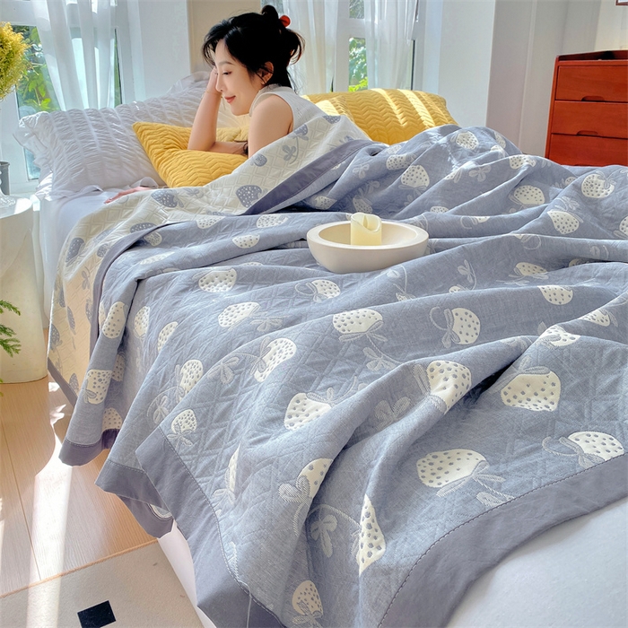 91家纺网 家纺一手货源 找家纺 ME/ERA HOME寐时代 2025新款a类全棉三层纱多功能毛巾被盖毯床单夏被 甜心草莓-蓝