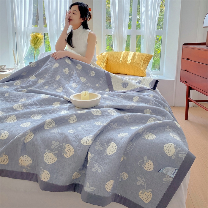 91家纺网 家纺一手货源 找家纺 ME/ERA HOME寐时代 2025新款a类全棉三层纱多功能毛巾被盖毯床单夏被 甜心草莓-蓝